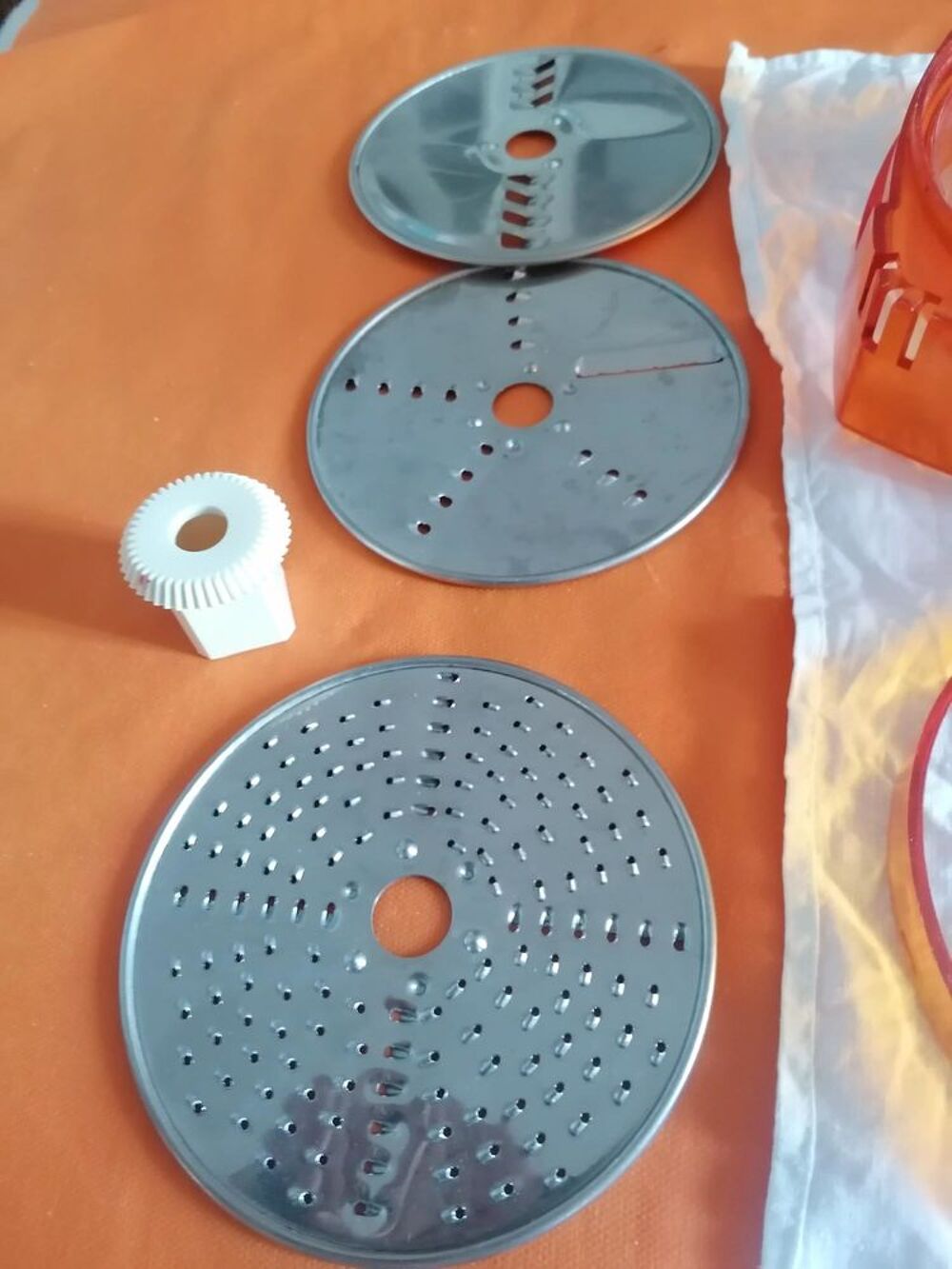 plusieurs pi&egrave;ces d&eacute;tach&eacute;es robot Steca Electroménager