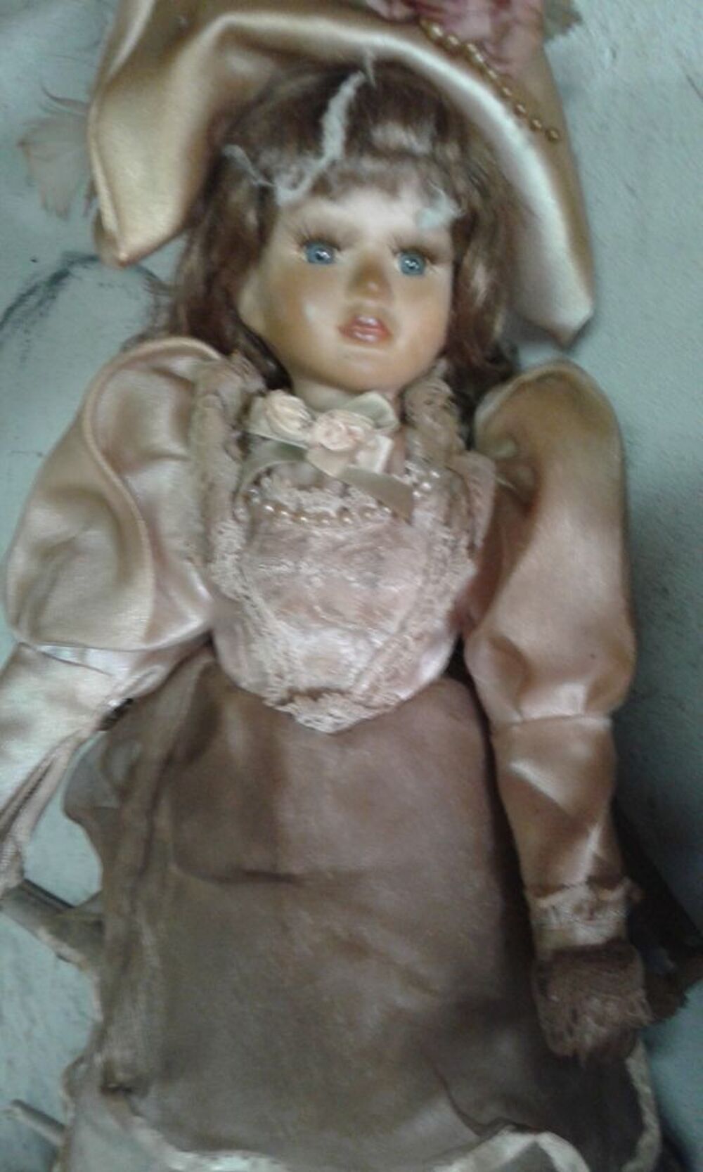 TRES BELLE POUPEES ANCIENNE MAGNIFIQUE ROBE CHAPEAUX. 