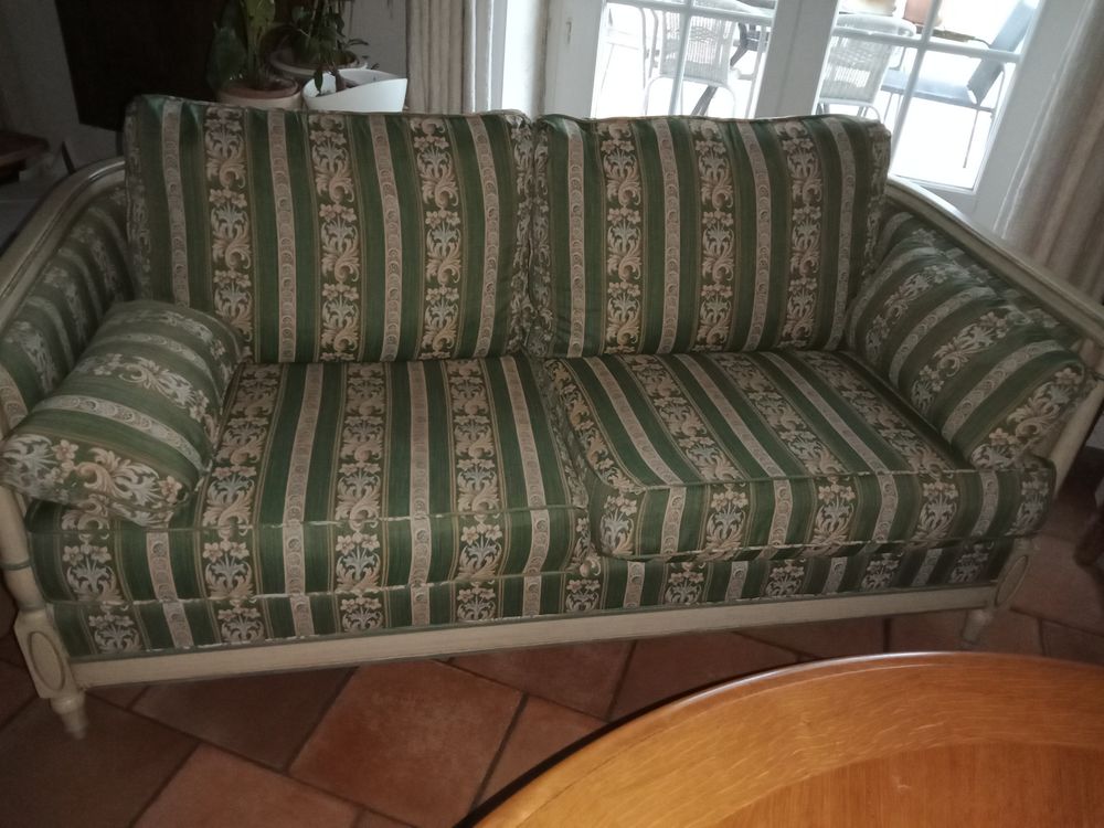 Canap&eacute; et deux fauteuils assortis Meubles