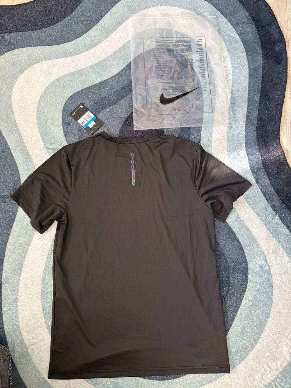 t-shirt nike / noir / taille M / neuf avec &eacute;tiquette Vêtements
