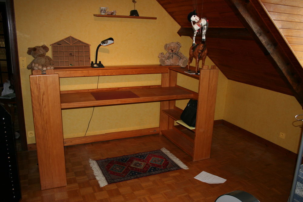 LIT AVEC SOMMIER + ARMOIRE +BUREAU Meubles