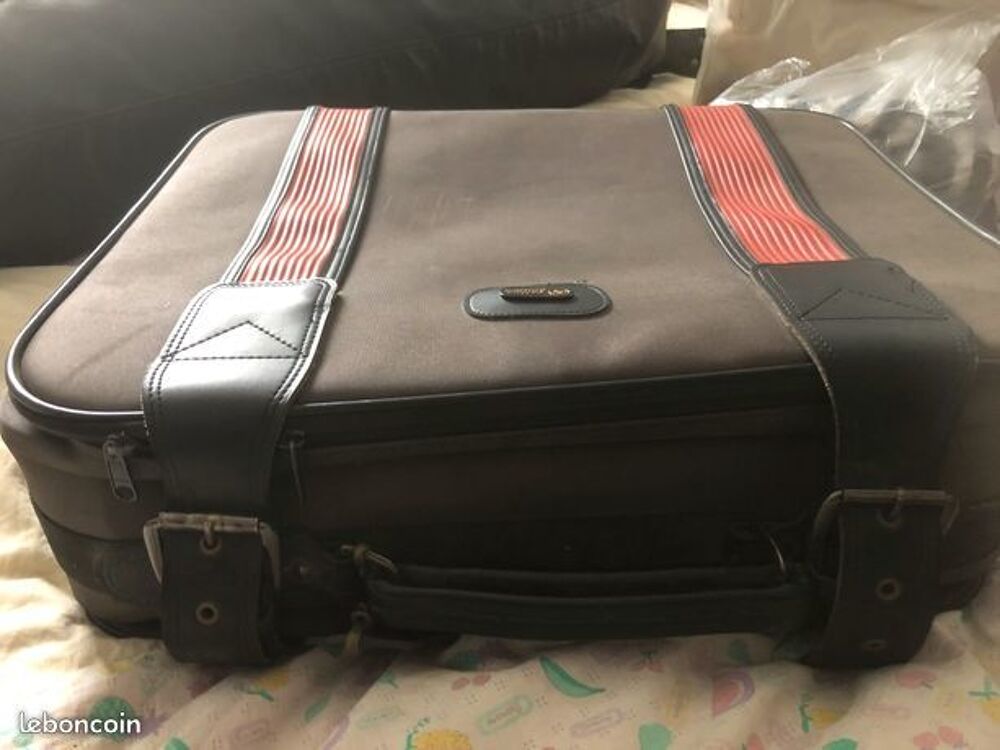 Petite valise en cuir Meubles