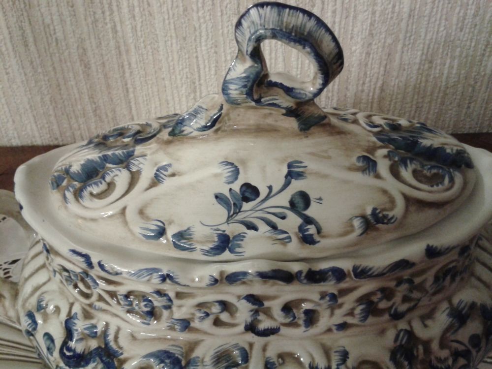 soupi&egrave;re en fa&icirc;ence portugaise pour d&eacute;coration Décoration