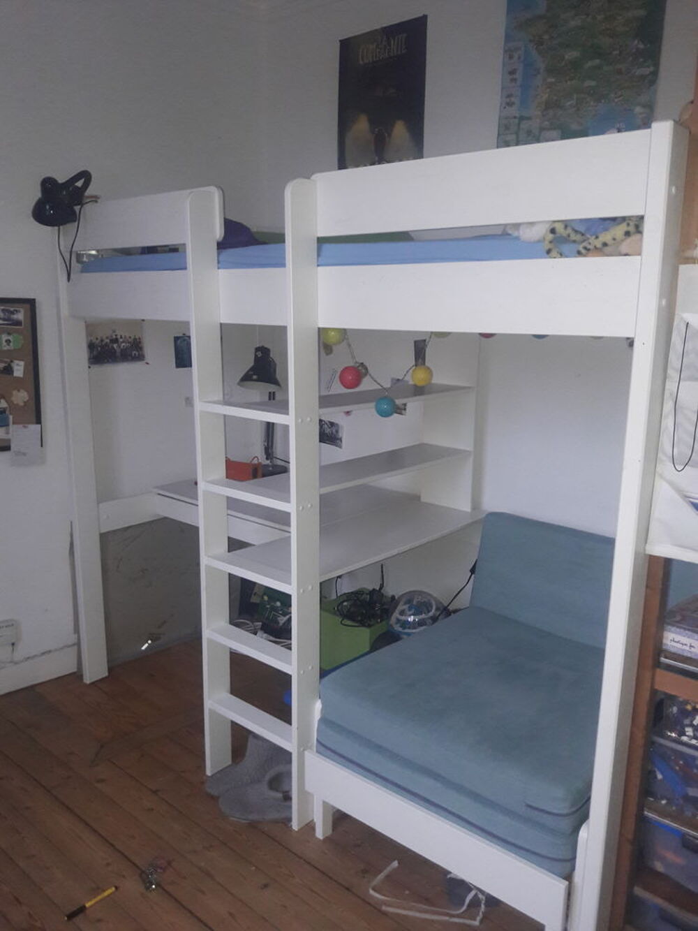 Lit mezzanine compact avec bureau chauffeuse et &eacute;tag&egrave;res. Meubles