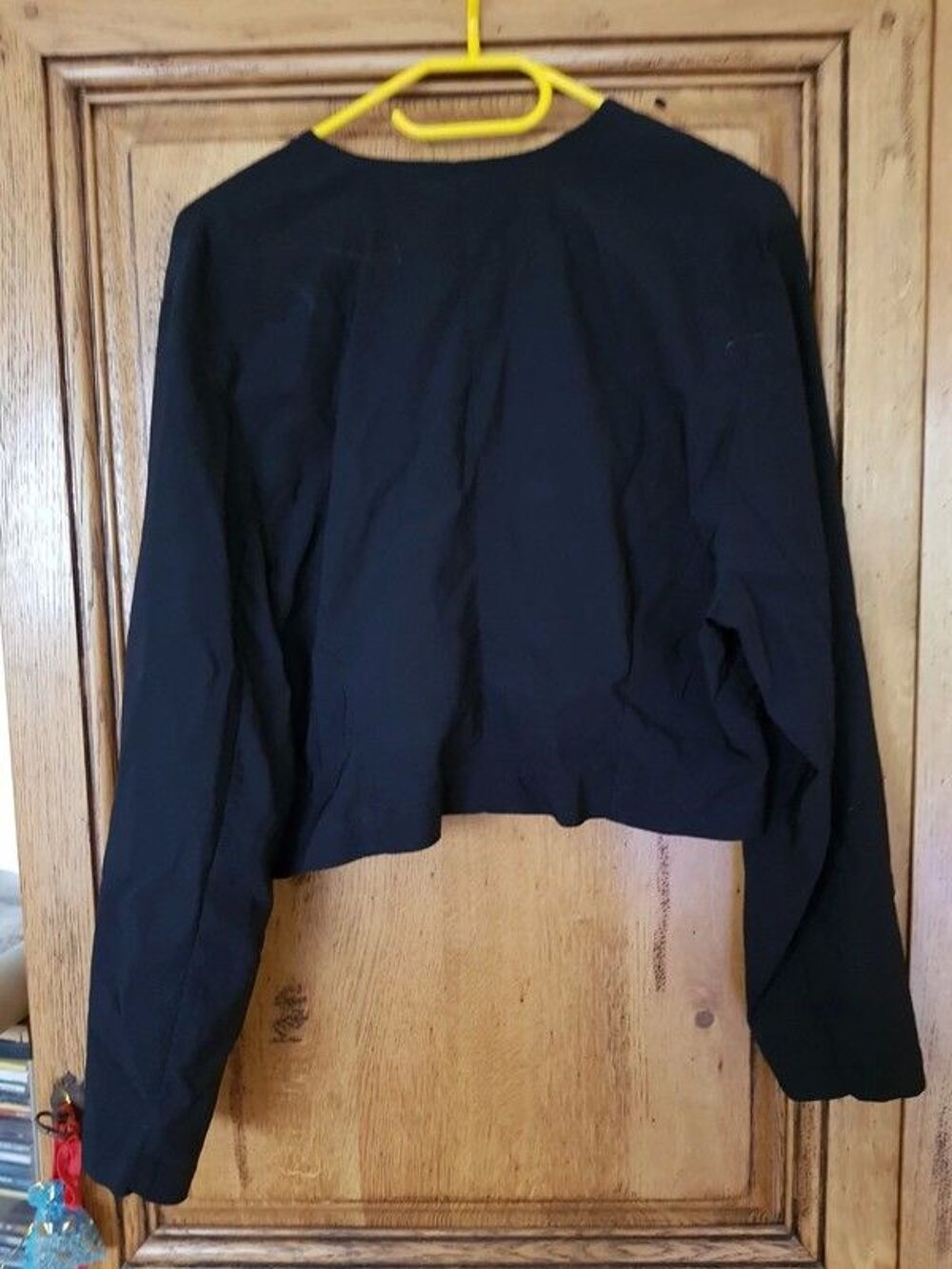 Veste courte noire brod&eacute;e devant faites par un styliste pro Vêtements
