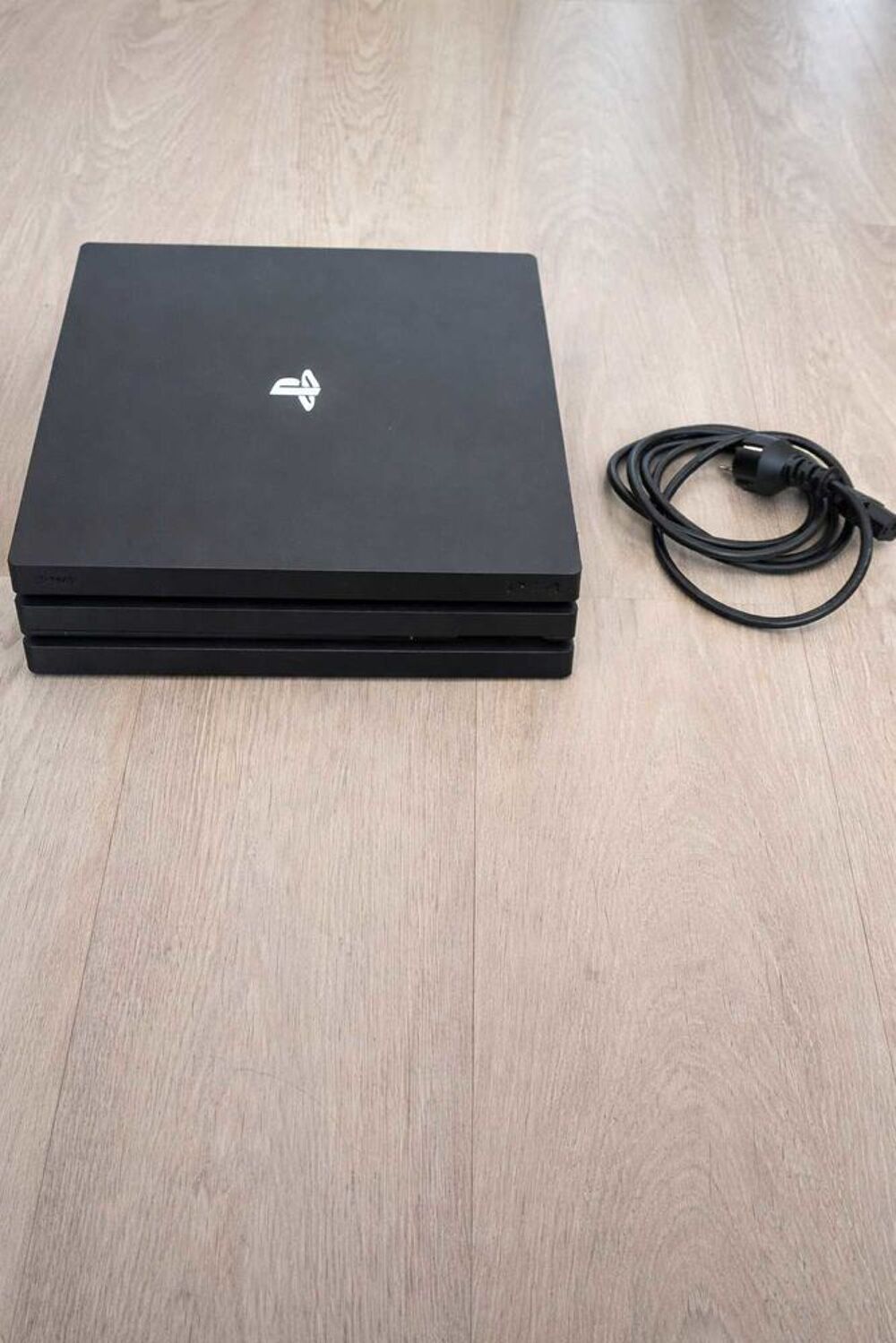 PS4 Pro 1 To GoldHEN jailbreak �" tr&egrave;s bon &eacute;tat Consoles et jeux vid�os