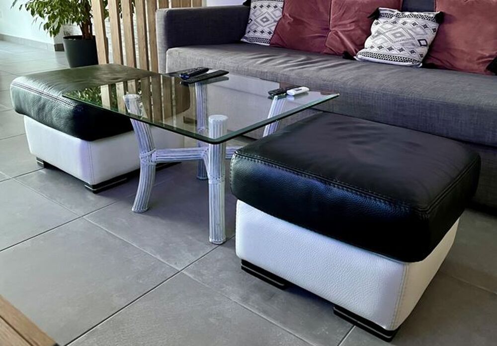 Deux poufs en cuir noir et blanc Meubles