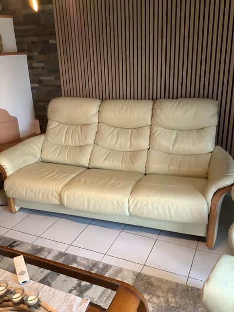 Canapé en cuir crème trois places avec accoudoirs en bois 290 Saint-Jean-Rohrbach (57)