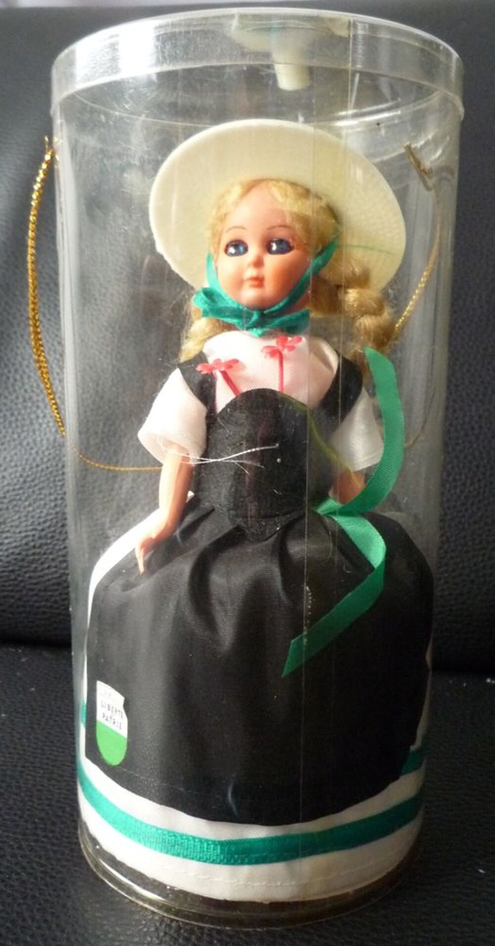 Lot de 2 poup&eacute;es de collection ; tyrolienne et suisse du can 