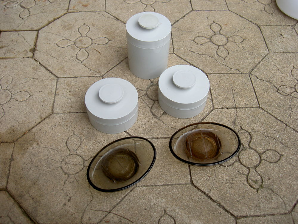 3 Boites en bak&eacute;lite gris + 2 porte savons en verre marron Décoration
