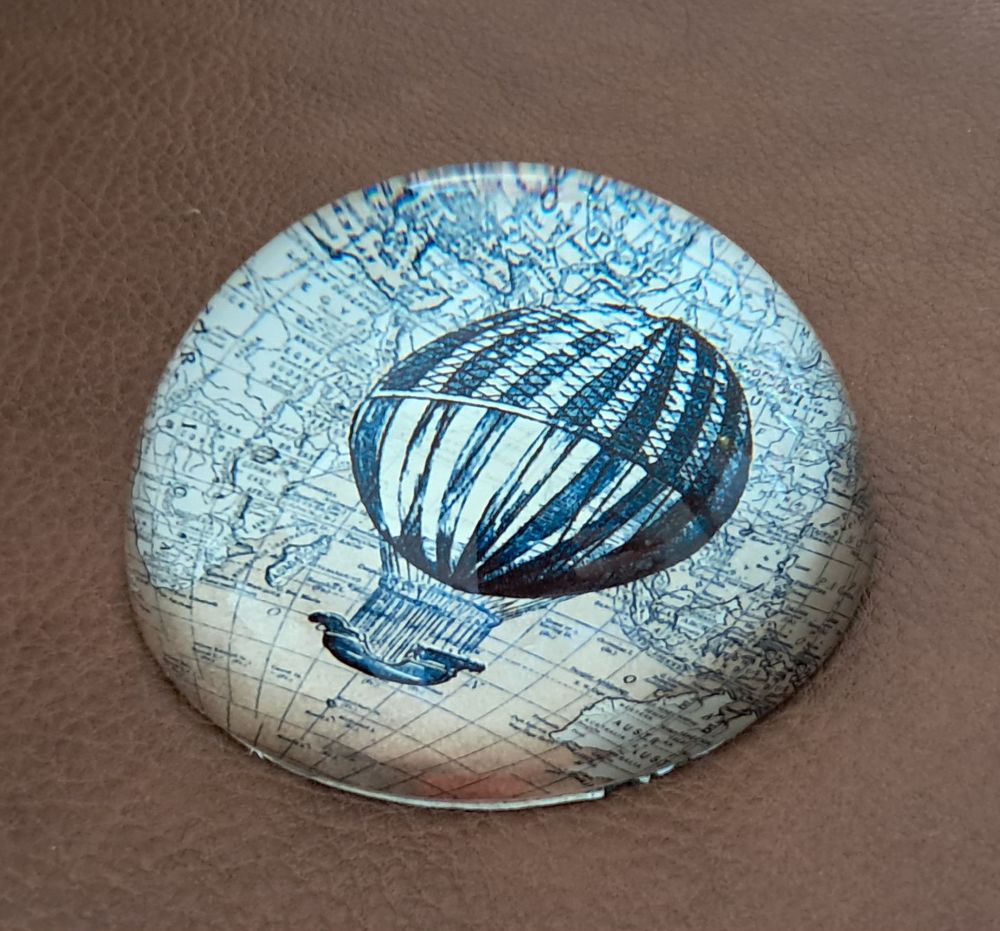 Presse papier en verre motif montgolfi&egrave;re avec map monde Décoration