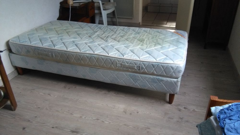Sommier tapissier sur pieds avec matelas Meubles