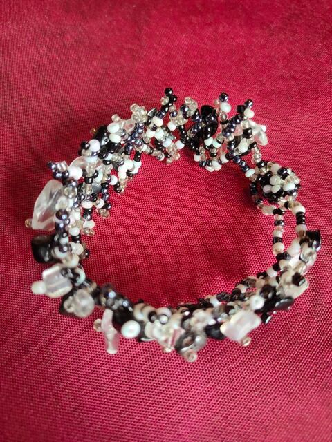 Bracelet noir et blanc en pierres synth�tiques 5 Avermes (03)