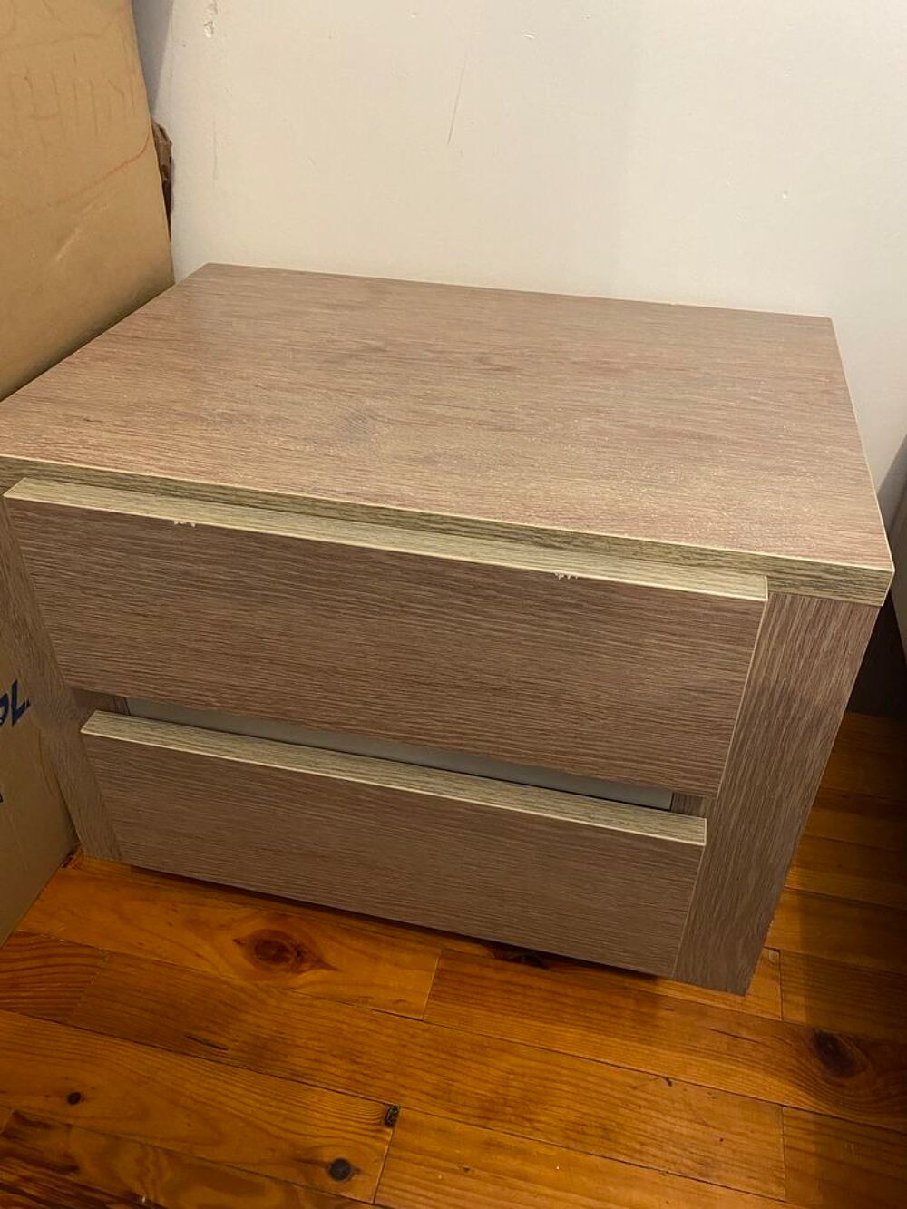 Lit avec table de chevet
Meubles