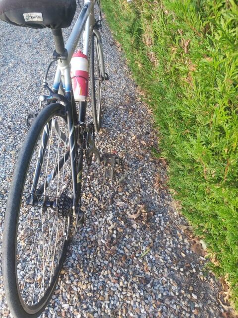 vélo n'ayant presque pas été utilisé. Saint-Georges-sur-Loire (49)