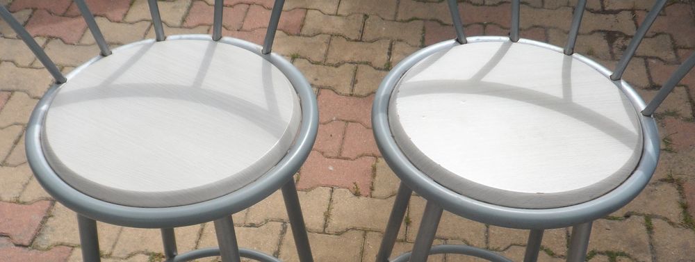 2 Chaises hautes m&eacute;tal assise en bois tournant sur roulement Cuisine
