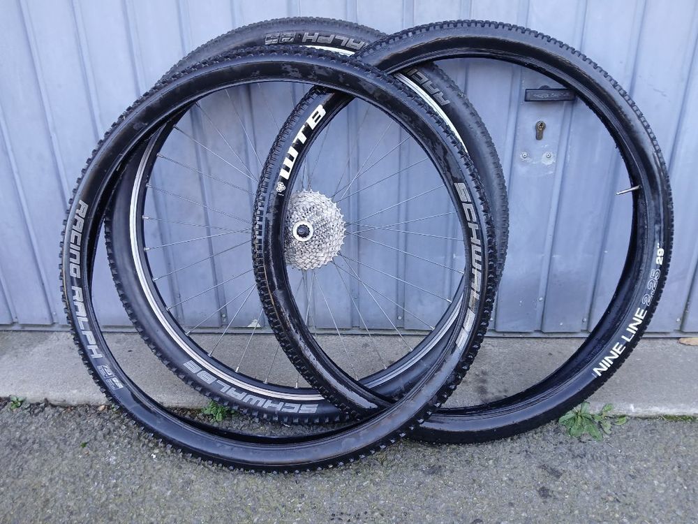 LOT DE 3 PNEUS VTT 29 POUCES; Vélos