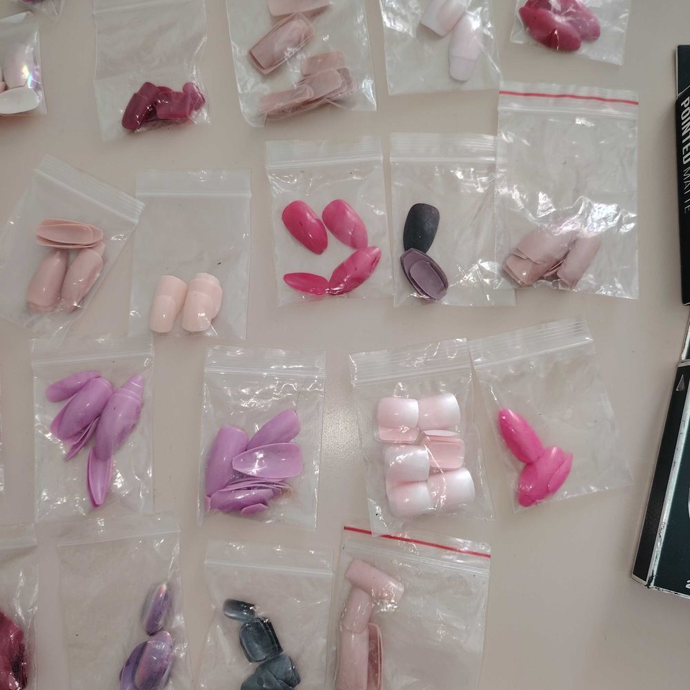 LOT DE FAUX ONGLES Bijoux et montres