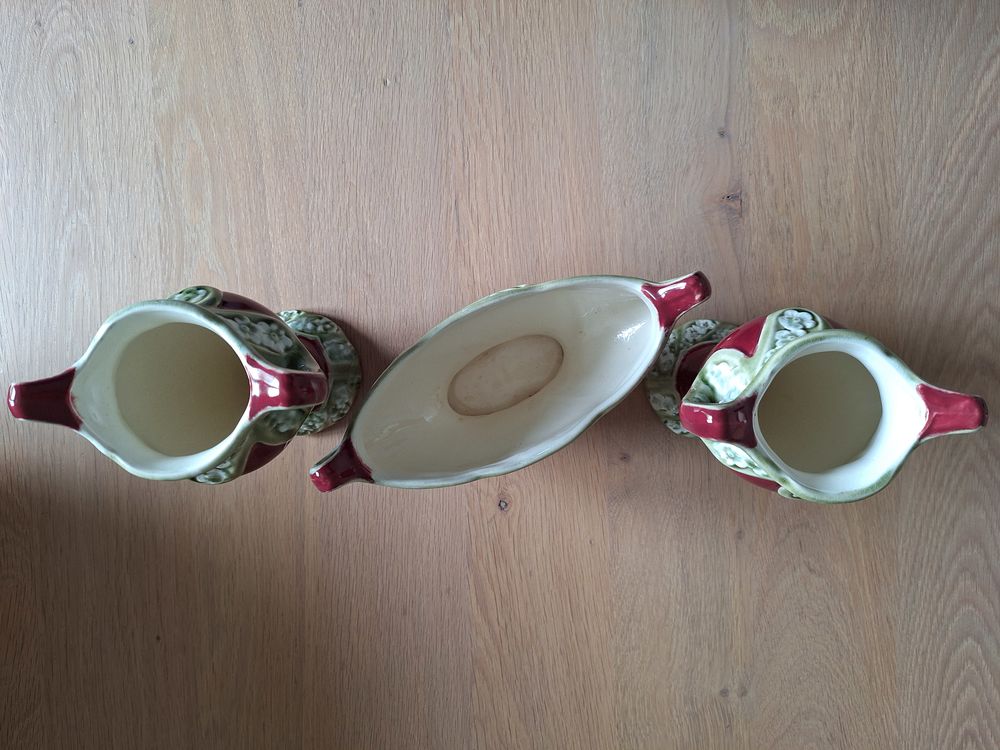  deux Vases plus une jardini&egrave;re.
Décoration