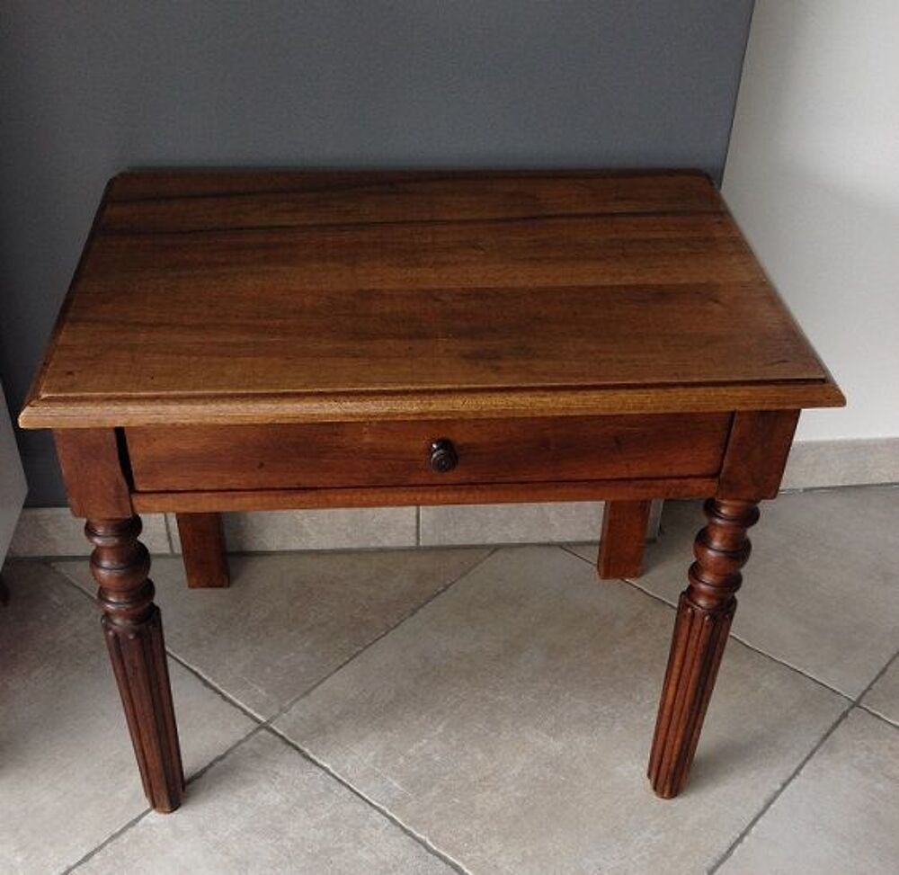 Petite table en ch&ecirc;ne Meubles