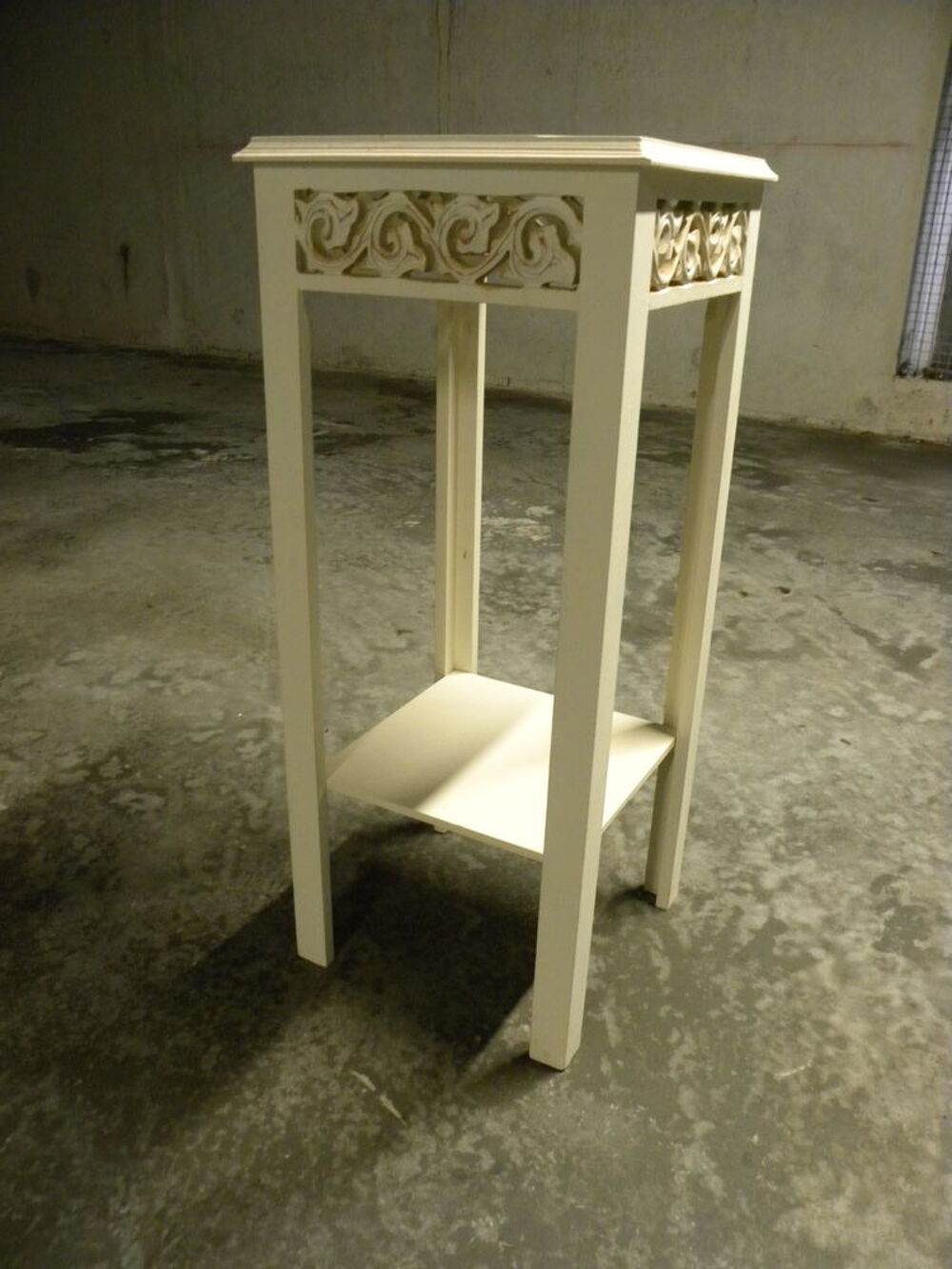 Gu&eacute;ridon avec tablette (table haute carr&eacute;e) Meubles
