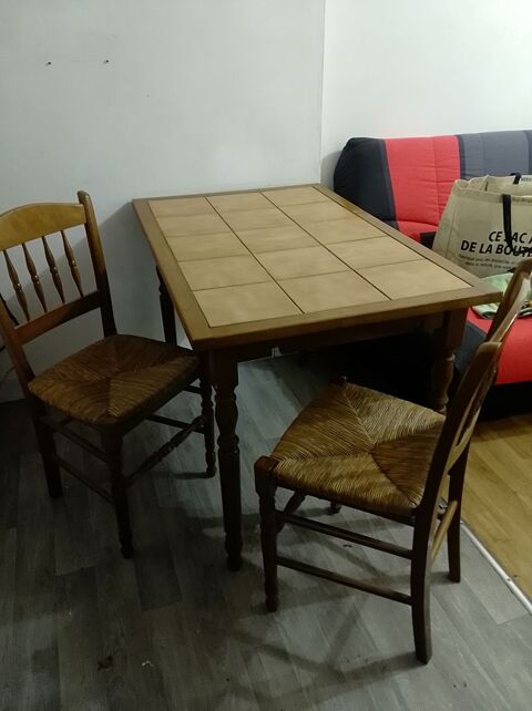 Lot table cuisine et ses chaises 
40 Lizy-sur-Ourcq (77)