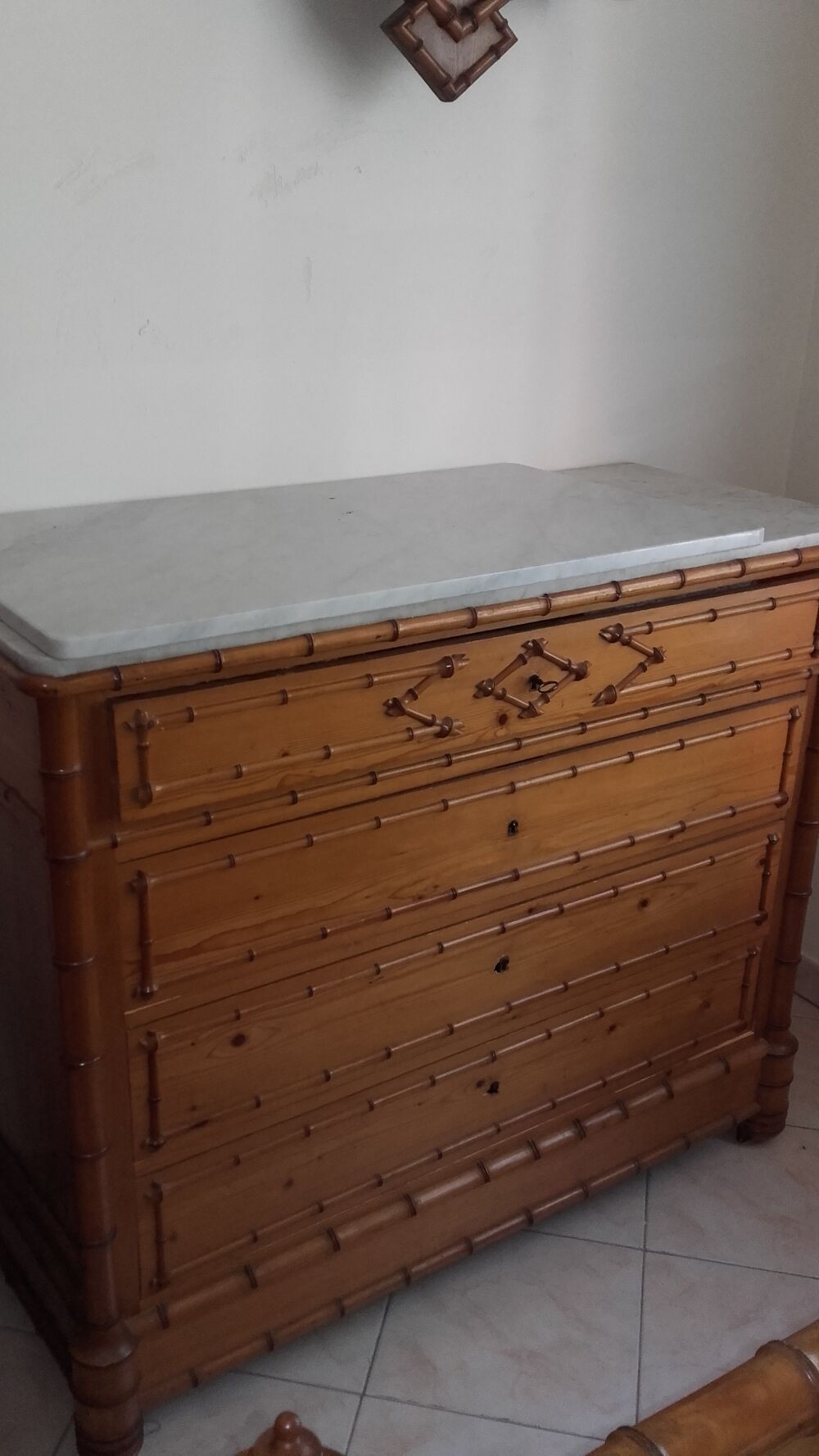 Mobilier de chambre &agrave; coucher en bambou et pin. Meubles