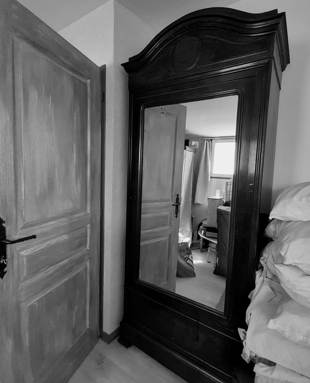 Armoire bonneti&egrave;re chapeau de gendarme acajou Meubles
