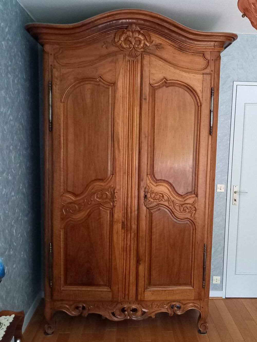 Armoire Proven&ccedil;ale ancienne en noyer massif - tr&egrave;s bon &eacute;tat Meubles