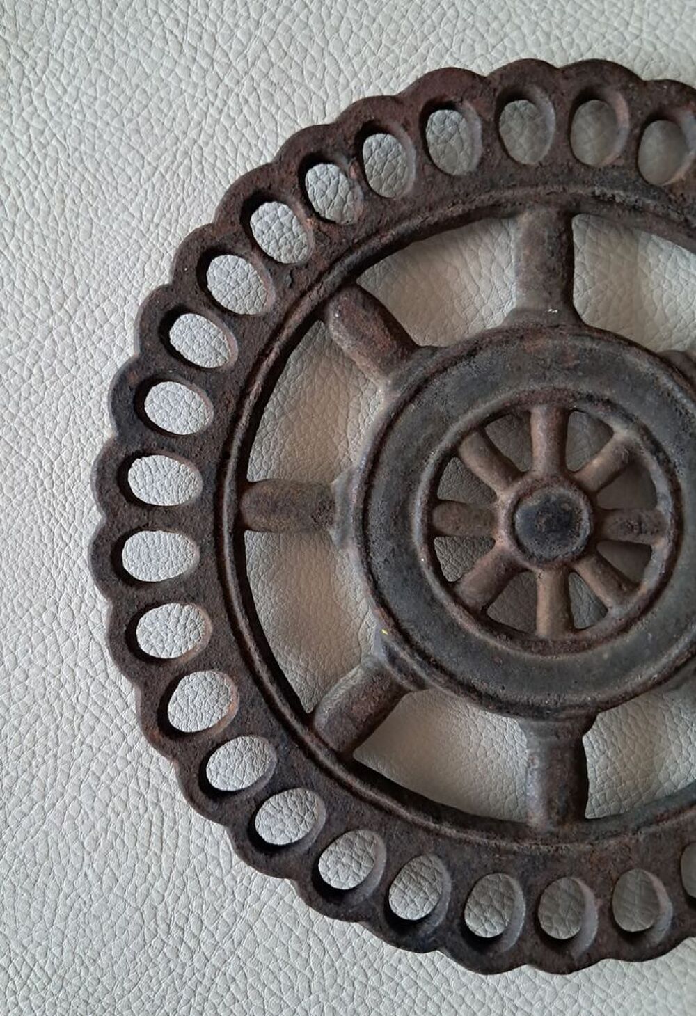 ancien petit dessous de plat en fonte barre de navigation Décoration