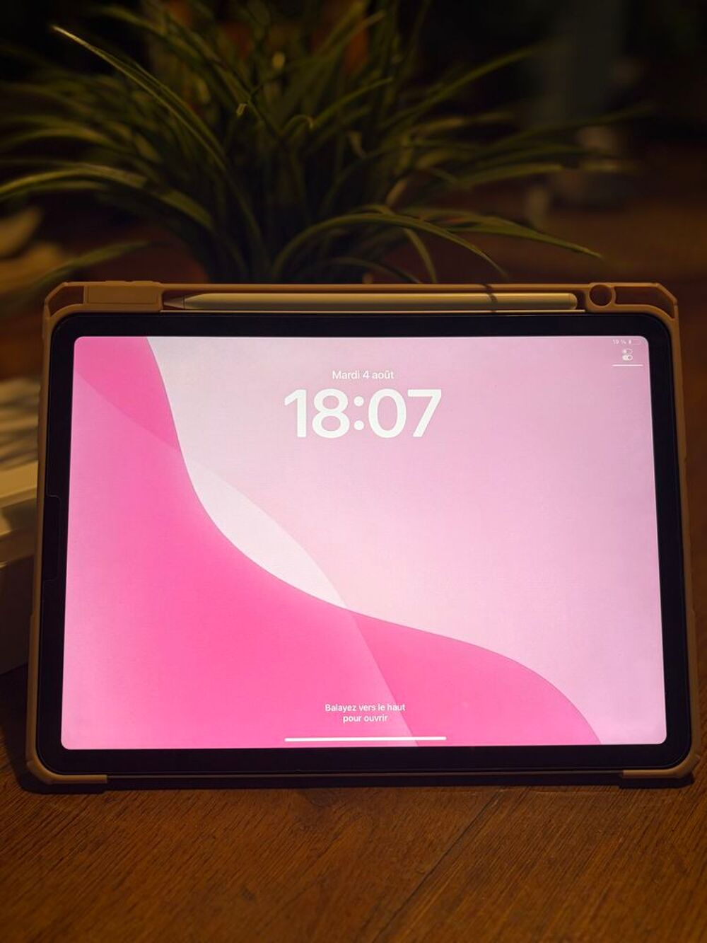 Apple iPad Air 5? g&eacute;n&eacute;ration ? Neuf avec stylet + recharge + Téléphones et tablettes
