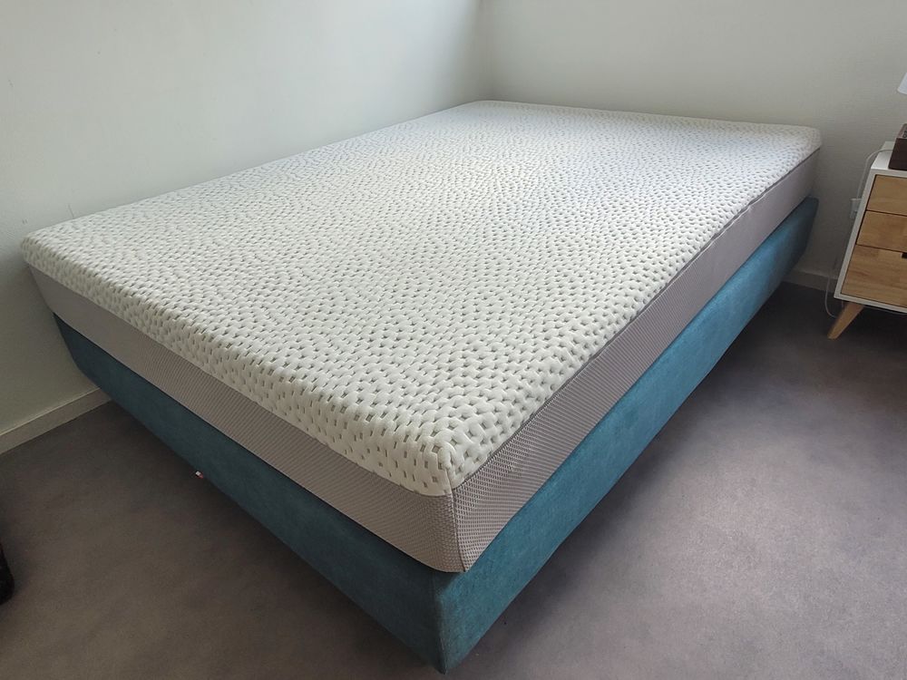 Lit double 140 x 190 avec matelas &agrave; m&eacute;moire de forme Meubles