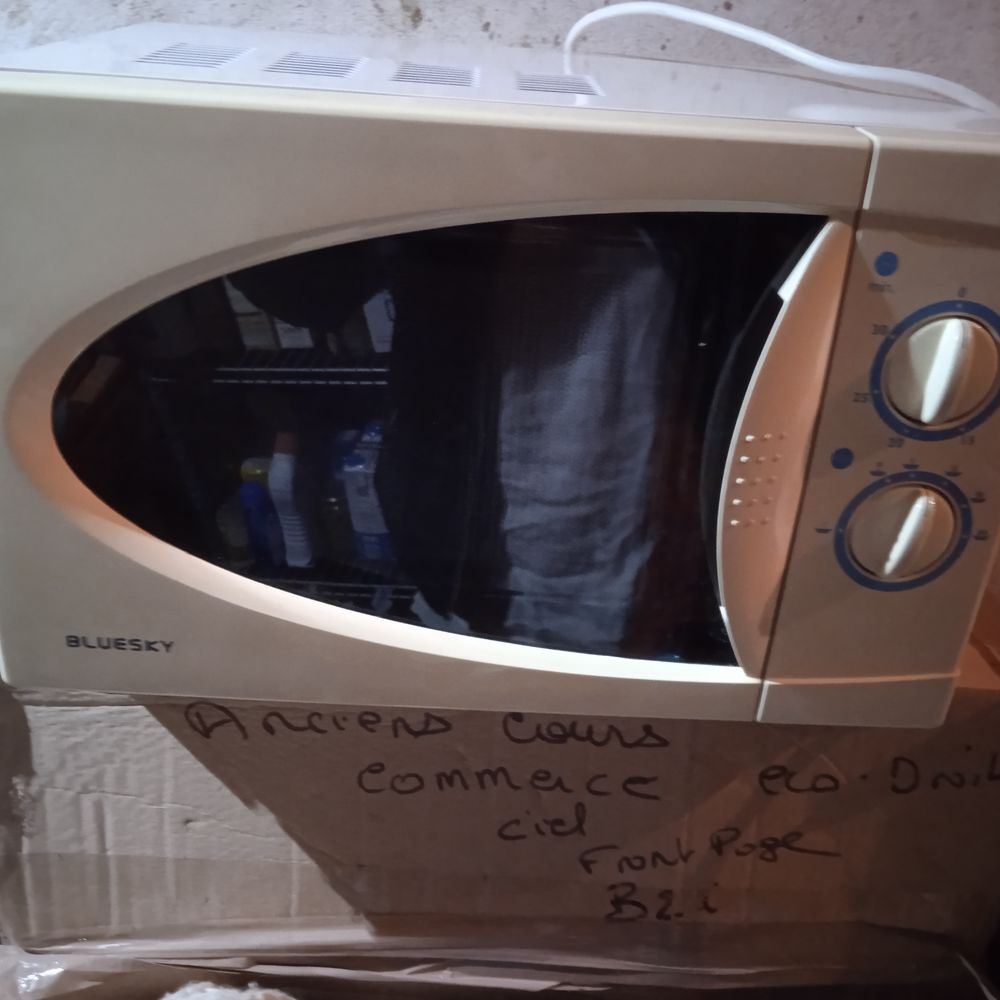 micro onde bluesky 1300w tr&egrave;s bon &eacute;tat Electroménager