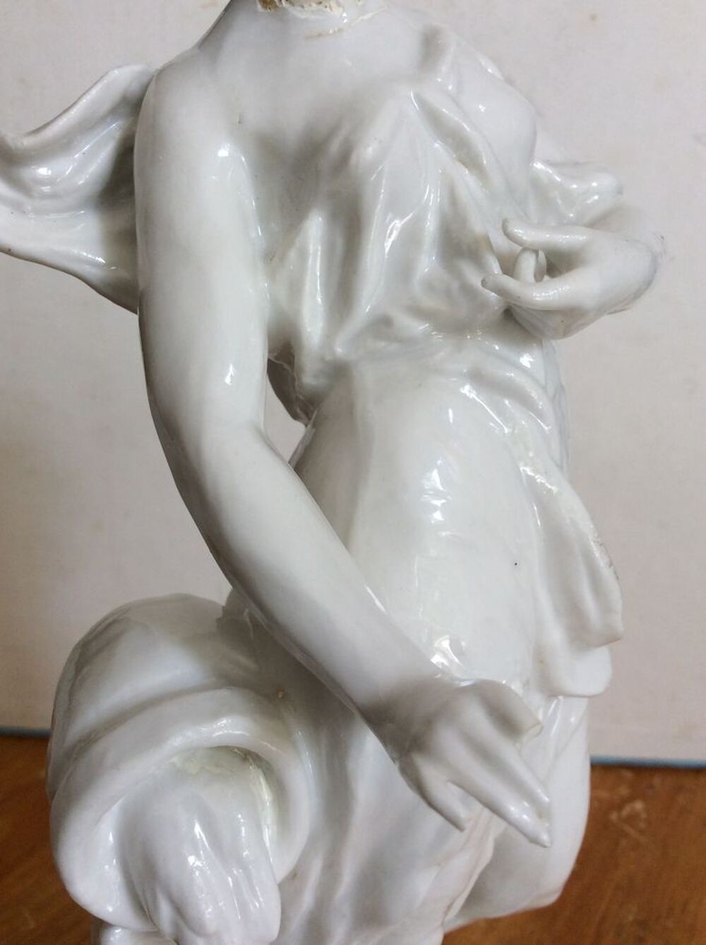Statuette c&eacute;ramique blanche vernie nymphe de la source 