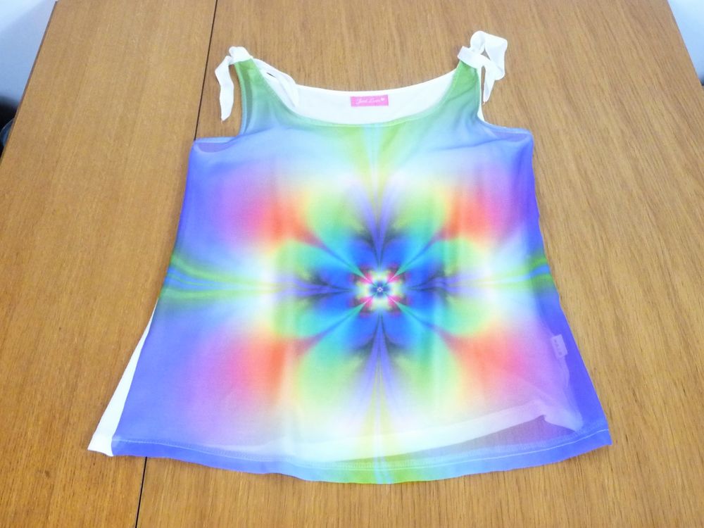 Top/ Tee Shirt Blanc avec sa Fleur Multicolore- Just Love Vêtements