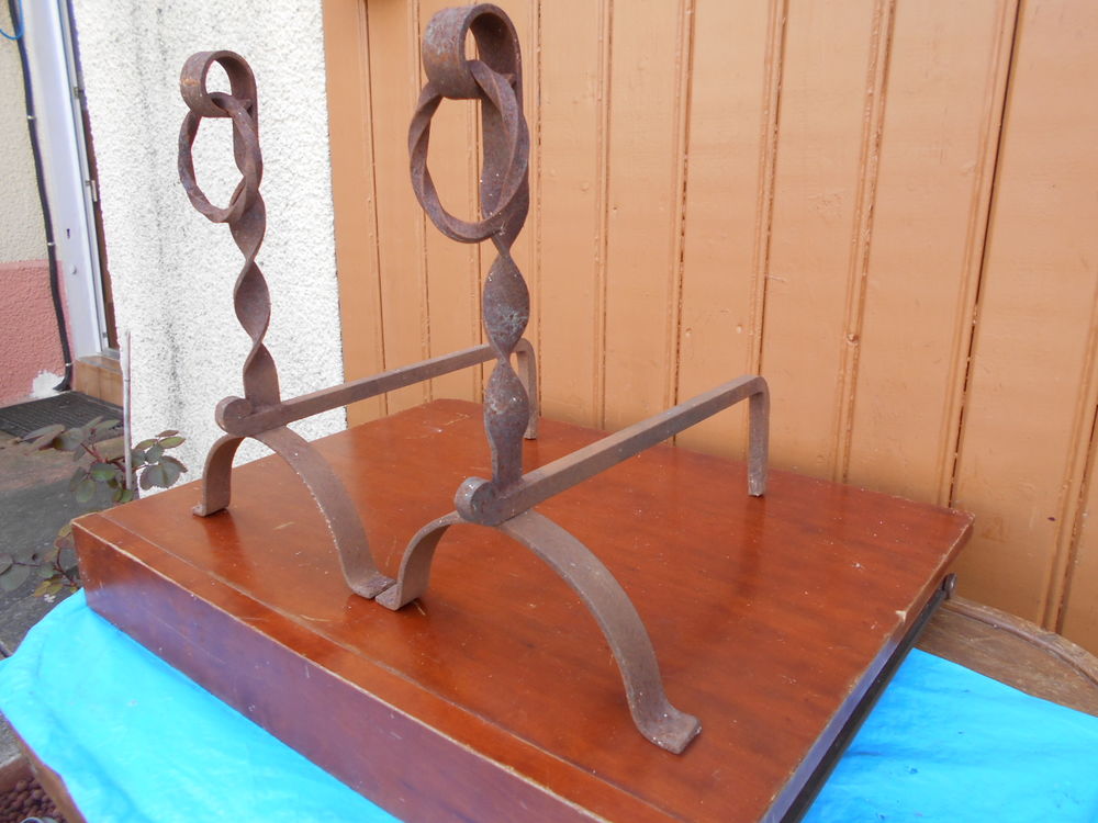 CHENETS CHEMINEE en m&eacute;tal travaill&eacute;, L. 35 cm, h. 35 cm. En Décoration