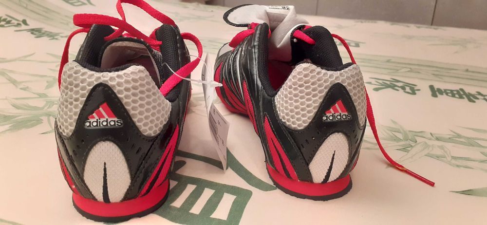 chaussures d'athl&eacute;tisme T41 adidas Sports