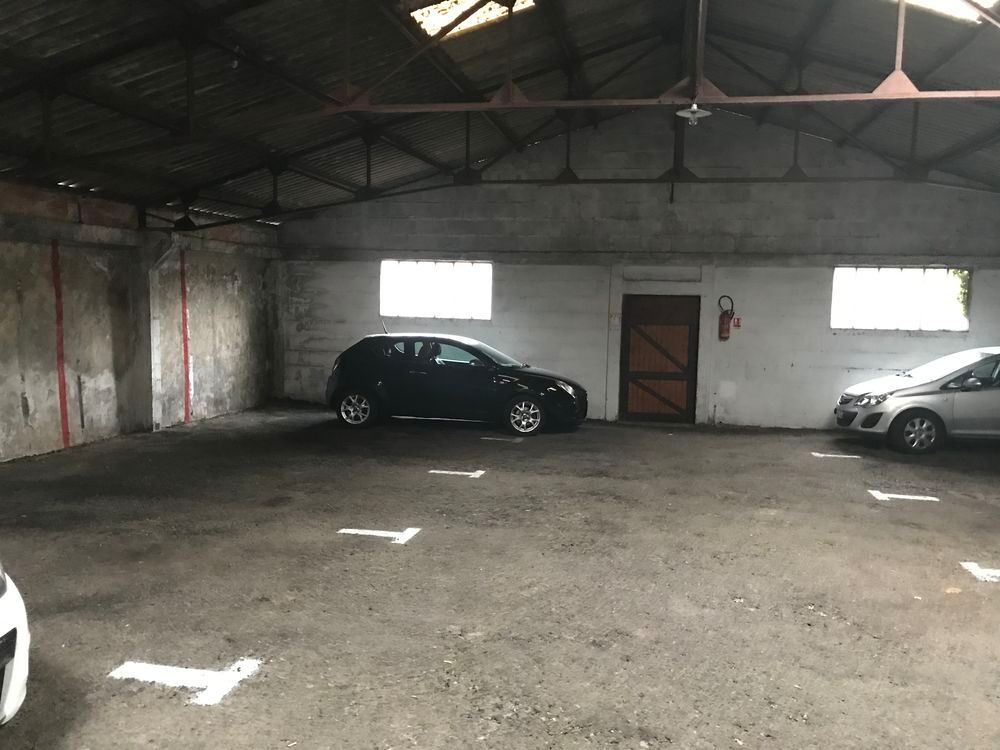 Location Parking/Garage PLACE DE PARKING LARGE COUVERTE SCURISE Aurillac