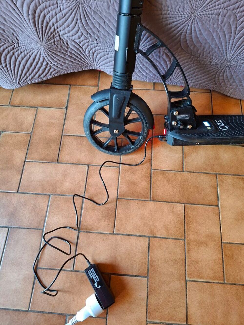 Trottinette &eacute;lectrique E-FLY OZE noire. Sports