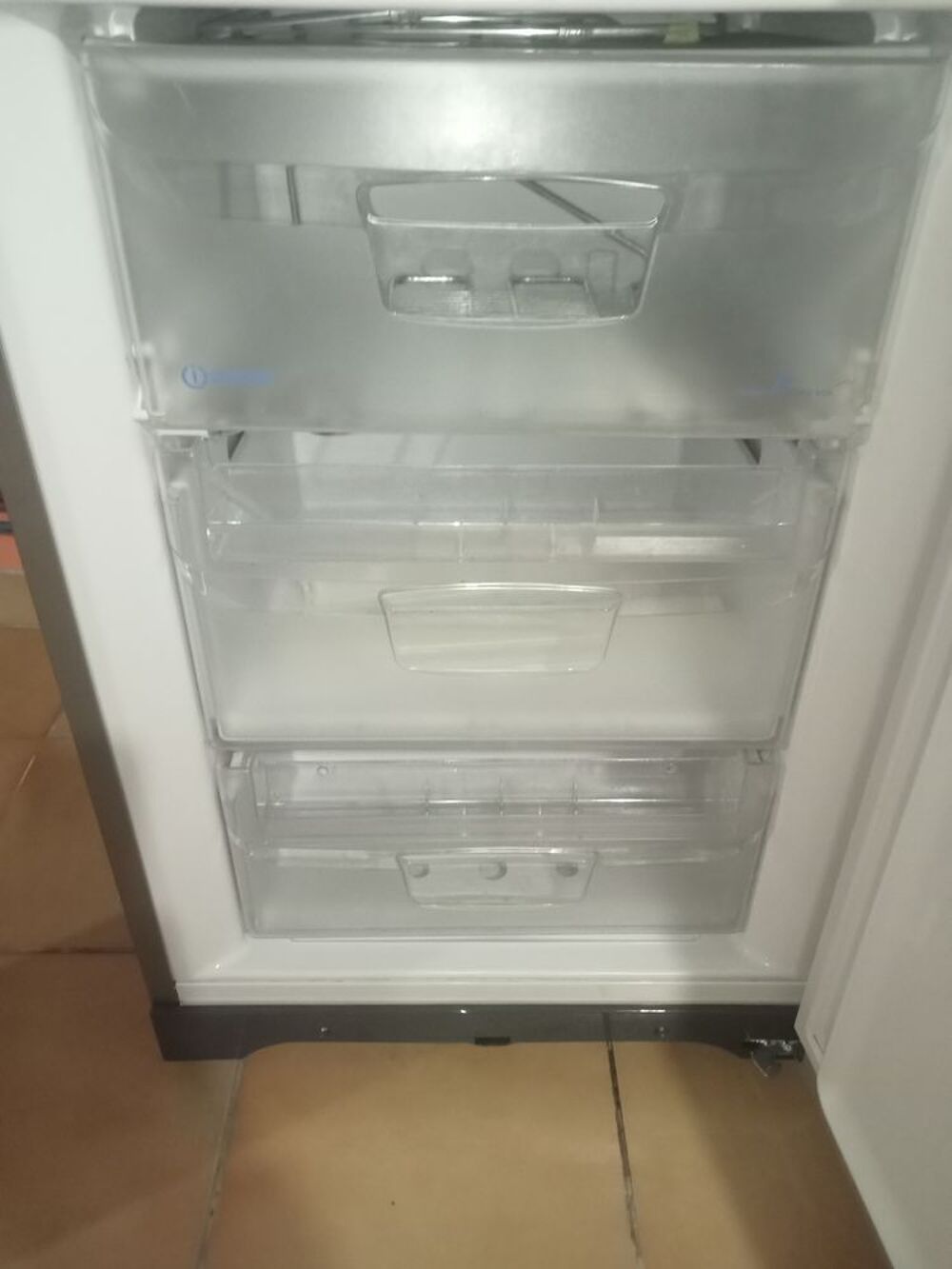 r&eacute;frig&eacute;rateur combin&eacute; de marque Indesit, mod&egrave;le BIAA 12, Electroménager