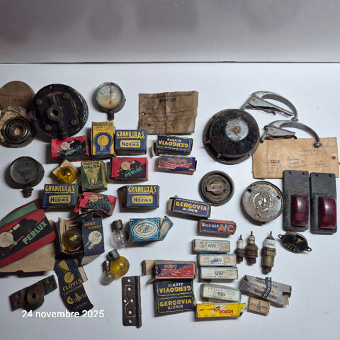 Lot de mat�riel  pour voiture ancienne, lampe, poign�e, feux 40 Saumur (49)