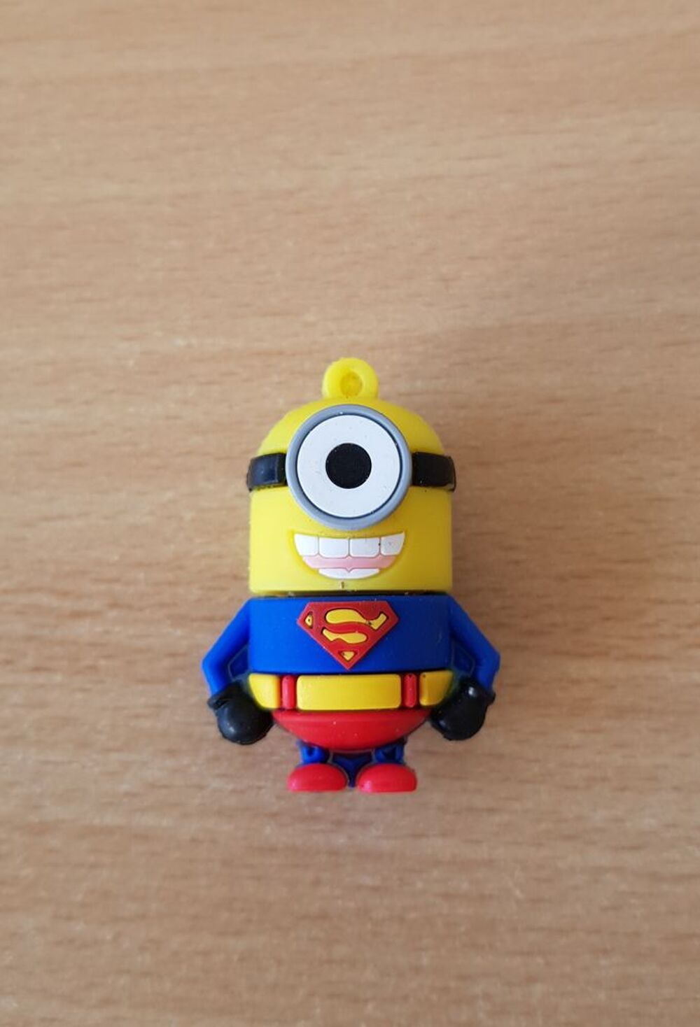 Cl&eacute; usb 8 go
minion jerry moi moche et m&eacute;chant 
superman Matériel informatique