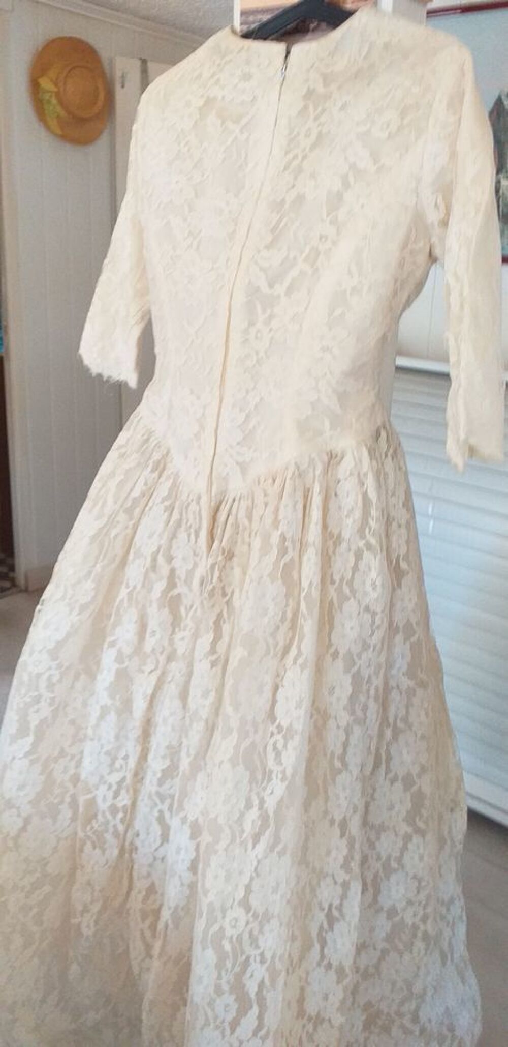 ROBE DE MARI&Eacute;E AVEC SON JUPON 
Vêtements
