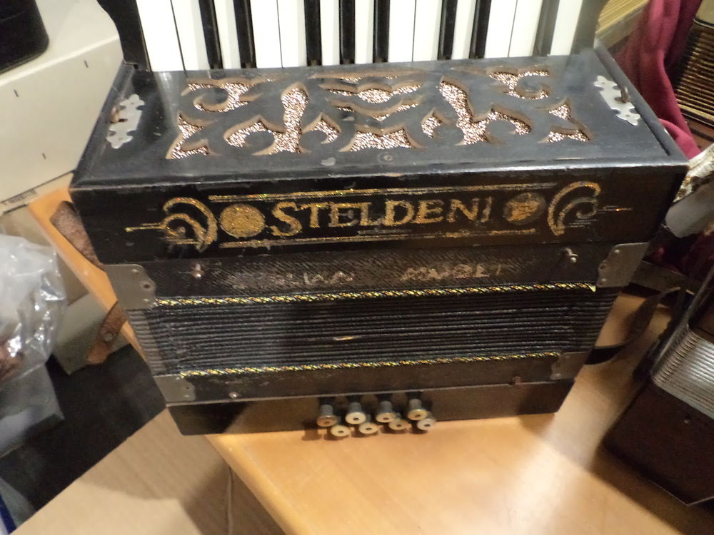 accord&eacute;on diatonique tres ancien Instruments de musique