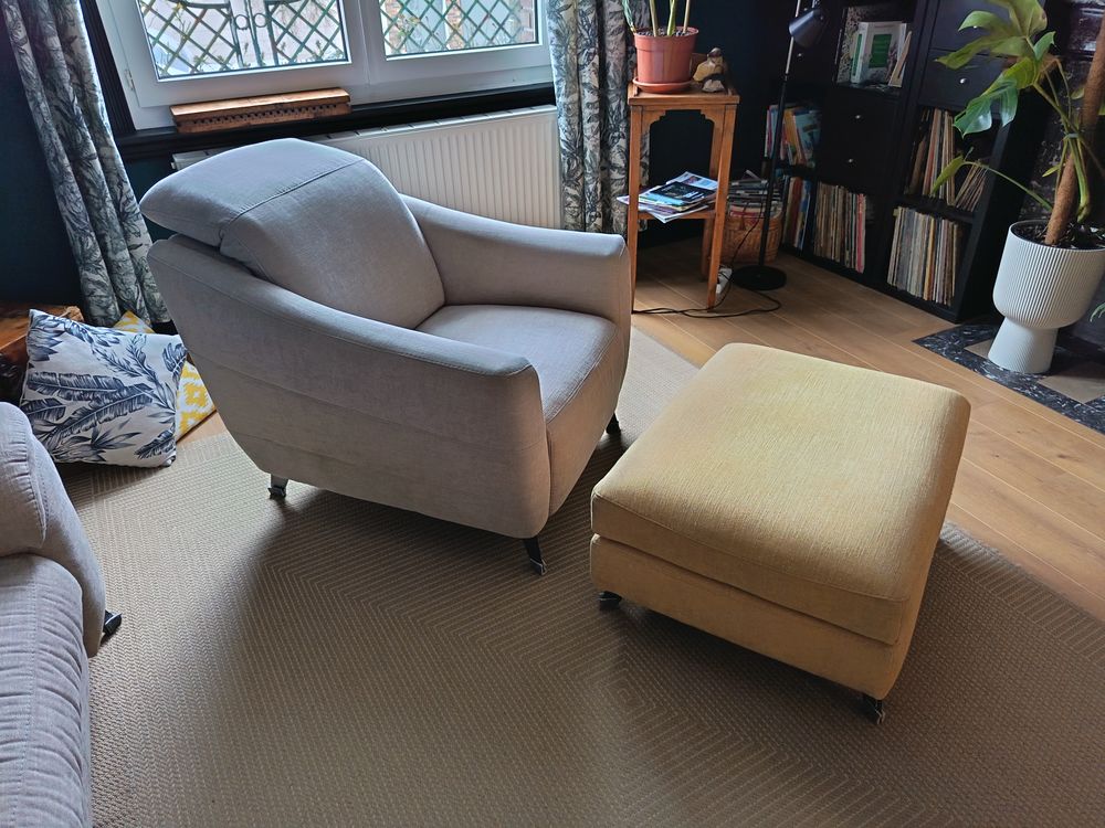 canap&eacute; 2 places + fauteuil et pouf assortis Meubles