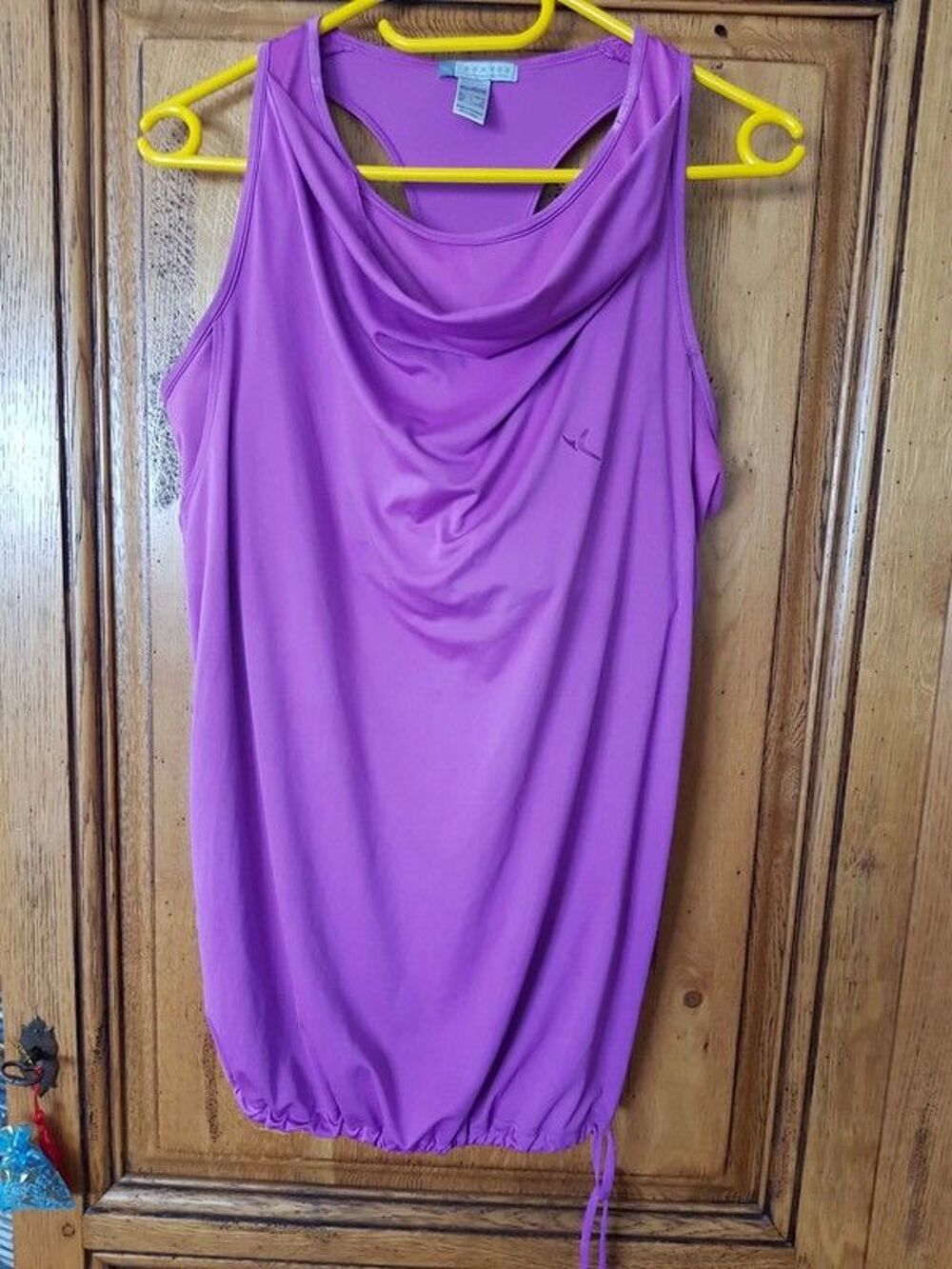 T shirt de sport violet avec soutien gorge integre neuf marq Vêtements