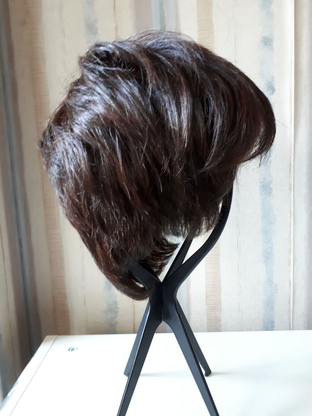 Perruque cheveux mi courts de marque Hair Power Vêtements
