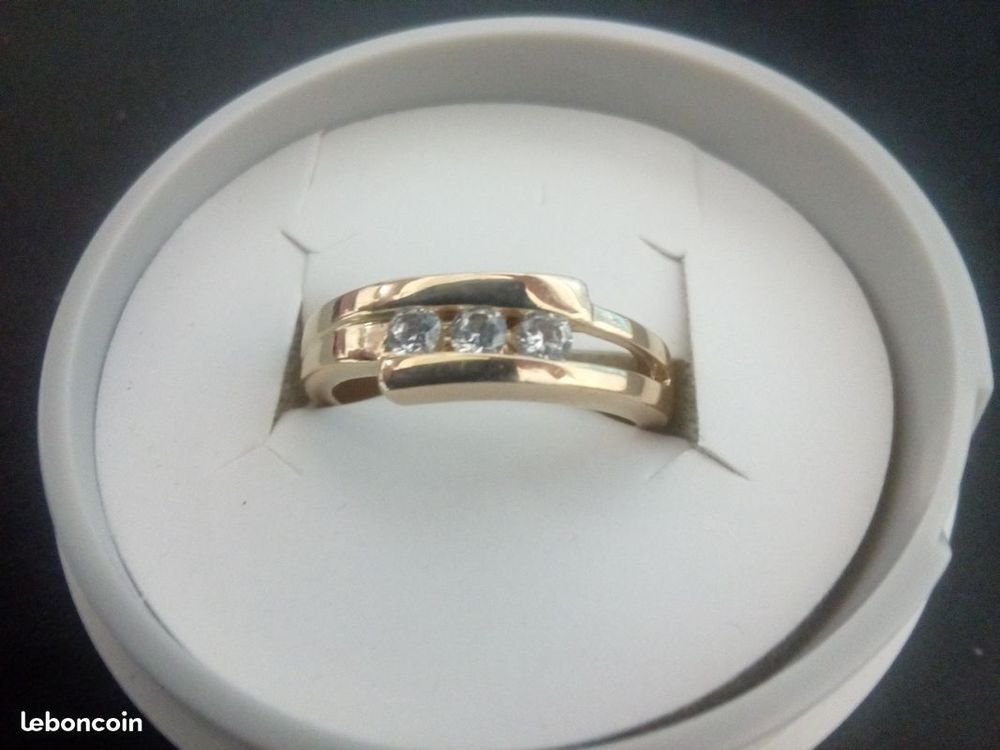 Bague en plaqu&eacute; or / Pierres de zirconium Bijoux et montres
