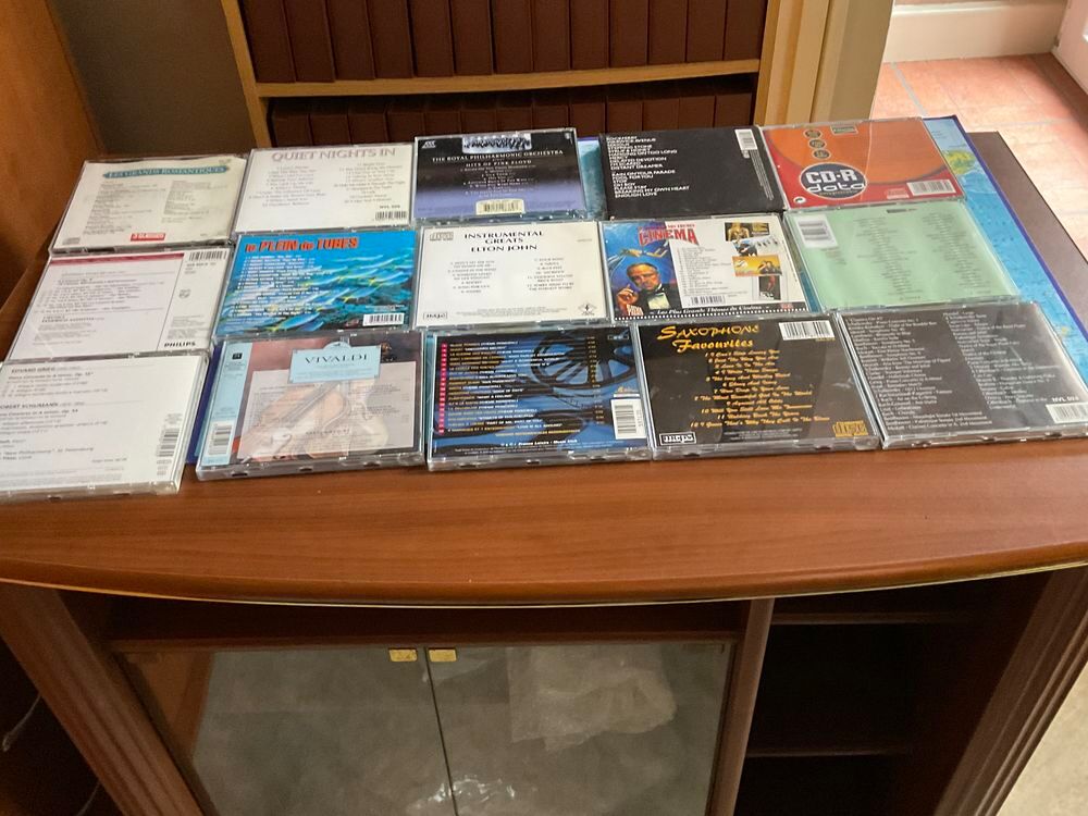 CD divers styles. 30 cd. CD et vinyles