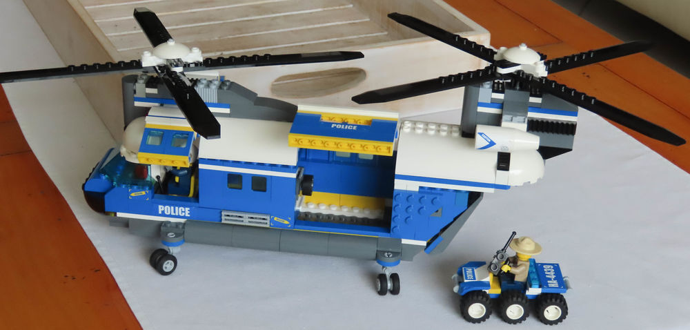 LEGO City 4439 L'h&eacute;licopt&egrave;re de transport lourd de la police Jeux / jouets